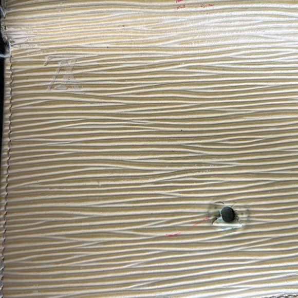 Louis Vuitton Kisslock Epi Wallet - Picture 15 of 15